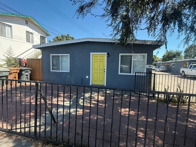 910 Easton St in Placentia, CA - Building Photo - Building Photo