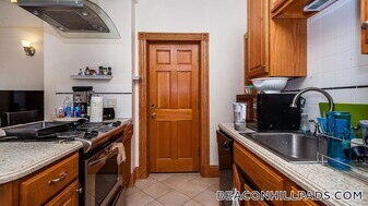 97 Myrtle St, Unit 2 in Boston, MA - Building Photo