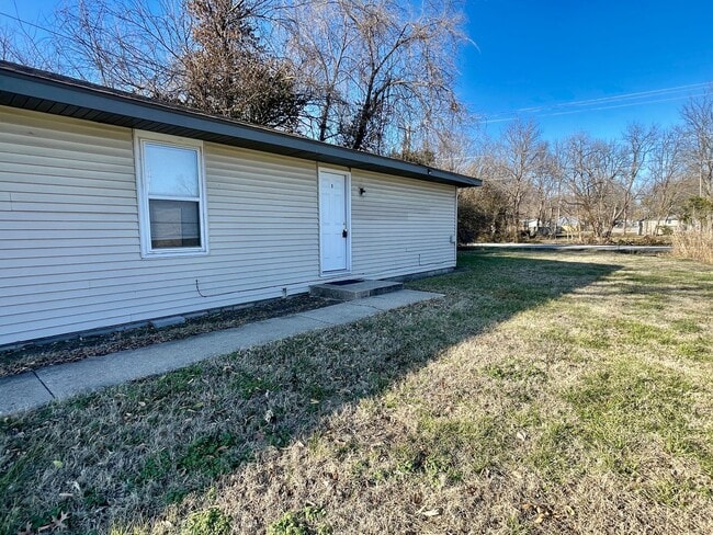 2405-B E Pacific St in Springfield, MO - Building Photo - Building Photo