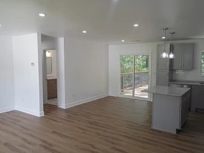 731 N Price Rd in Buford, GA - Foto de edificio - Building Photo