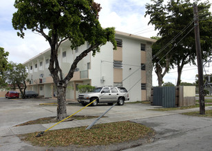 Capri Apartments in North Miami, FL - Building Photo - Building Photo