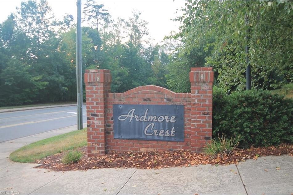 1880 Crest Hollow Dr in Winston-Salem, NC - Building Photo