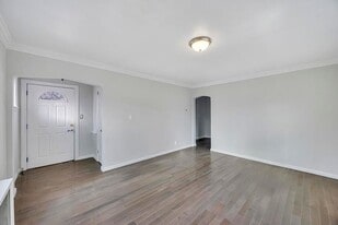 3752 New Hyde Park Rd in New Hyde Park, NY - Building Photo