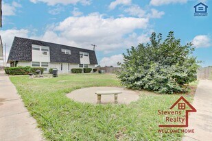 2111 NW Lindy Ave, Unit 2310 in Lawton, OK - Building Photo