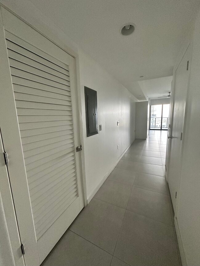 1010 Brickell Ave, Unit 4410 in Miami, FL - Building Photo - Building Photo