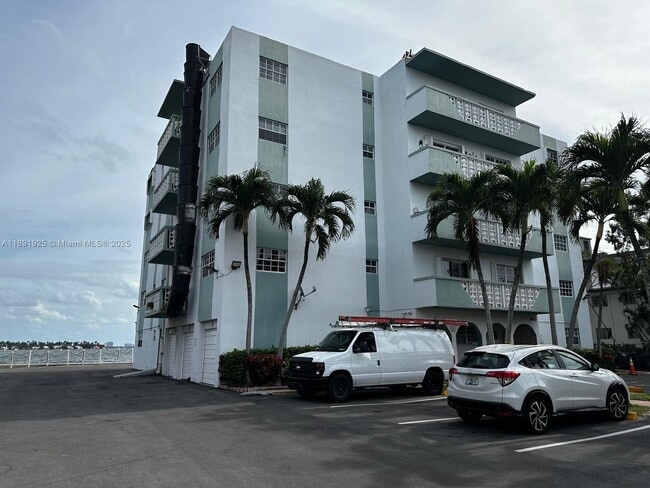 7825 NE Bayshore Ct in Miami, FL - Building Photo - Building Photo