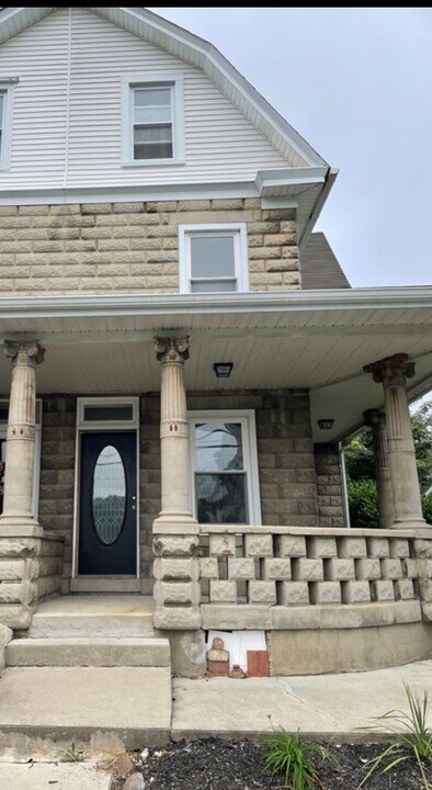 3933 E Grant St in Slatington, PA - Building Photo