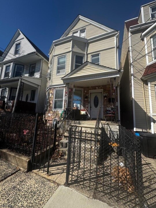 810 Ridge St in Newark, NJ - Building Photo