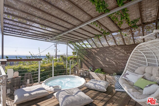 25143 Malibu Rd in Malibu, CA - Building Photo - Building Photo