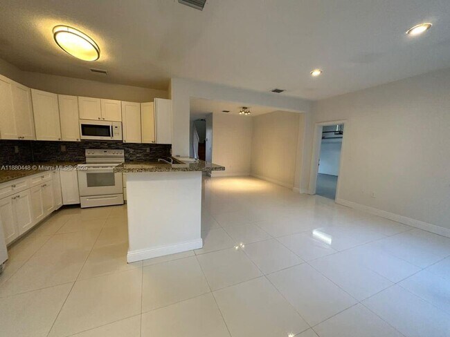 10812-10851 NW 51st Ln in Doral, FL - Building Photo - Building Photo