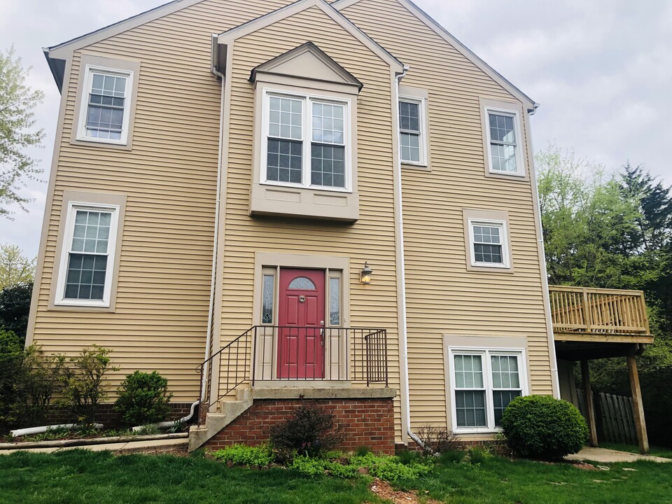 46808 Trumpet Cir, Unit Basement Apartment in Sterling, VA - Building Photo