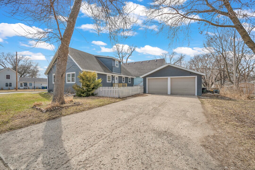 902 15th St in Spirit Lake, IA - Building Photo
