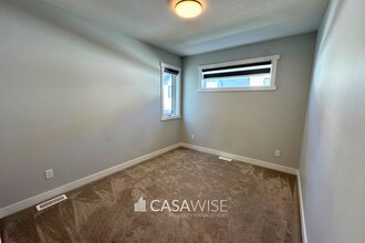 8045 Cedric Mah Rd in Edmonton, AB - Building Photo - Building Photo