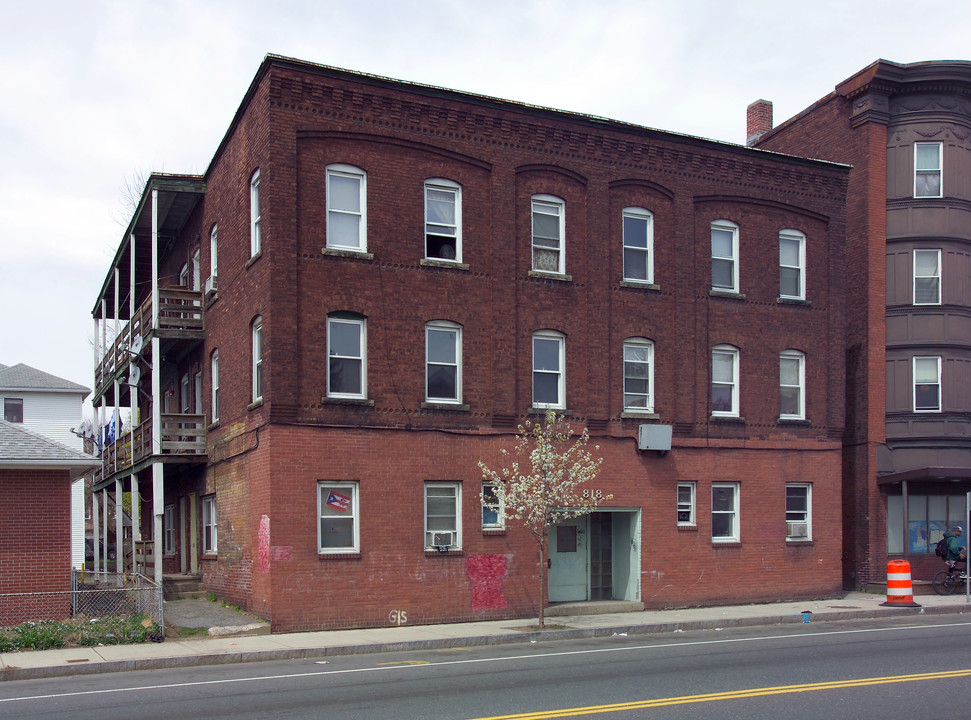 818 Chicopee St in Chicopee, MA - Foto de edificio