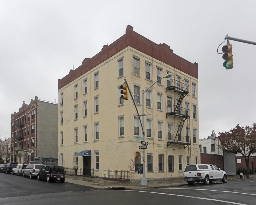 2 Pulaski St in Brooklyn, NY - Building Photo