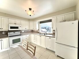 2294 Wyandotte Dr in Oakville, ON - Building Photo