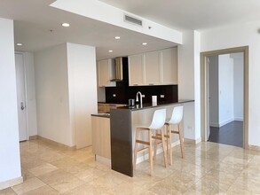 801 Brickell Key Blvd, Unit 2609 in Miami, FL - Building Photo - Building Photo