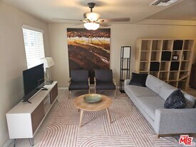 541 Calle Amigos in Palm Springs, CA - Building Photo