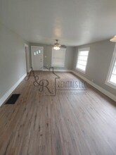 302 E Kansas St in Pittsburg, KS - Foto de edificio - Building Photo