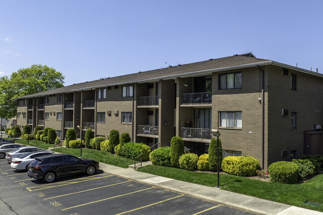 Ledgewood Terrace in Little Ferry, NJ - Building Photo - Building Photo