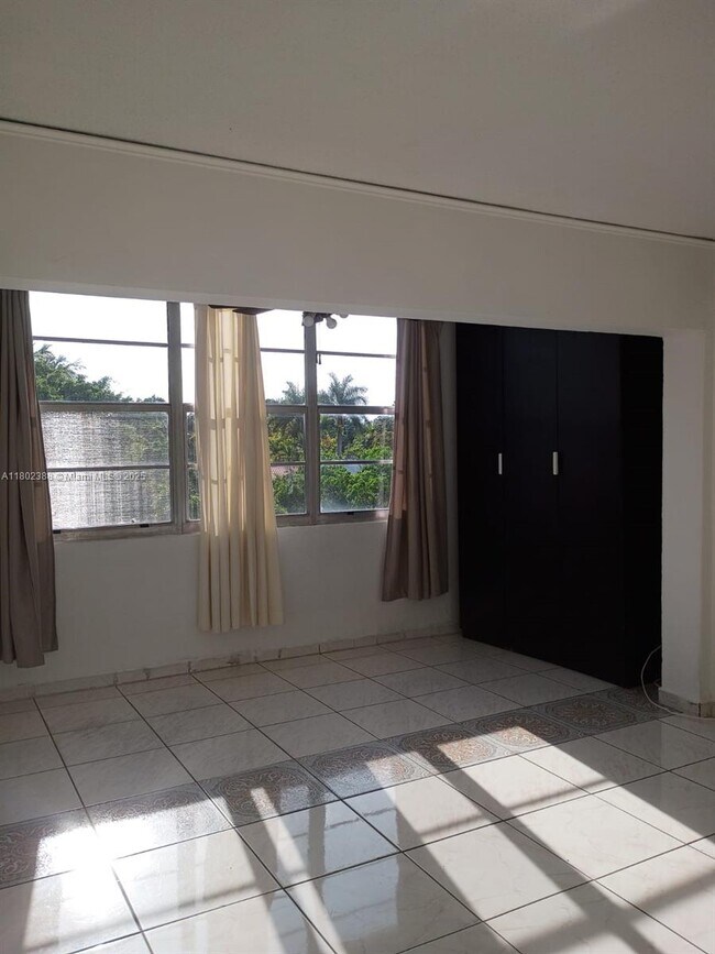 1800 SW 25th St in Miami, FL - Building Photo - Building Photo