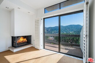 1694 Michael Ln in Los Angeles, CA - Building Photo - Building Photo