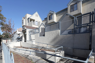 1050 S Westmoreland Ave in Los Angeles, CA - Building Photo - Building Photo