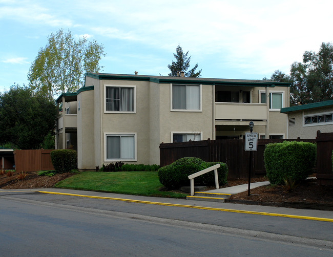 Santa Rosa Garden Apartments in Santa Rosa, CA - Foto de edificio - Building Photo