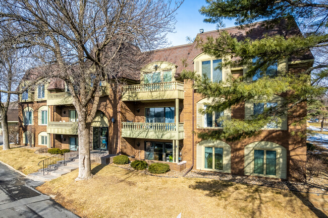 Camelot West in West Des Moines, IA - Building Photo - Building Photo