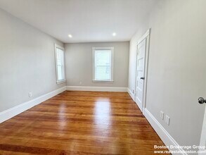 75 Saxton St, Unit 3 in Boston, MA - Building Photo - Building Photo