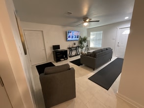 1301 E Avenue G, Unit B in Killeen, TX - Foto de edificio - Building Photo