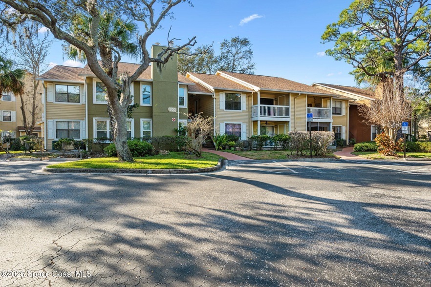 225 S Tropical Trail, Unit 508 in Merritt Island, FL - Building Photo