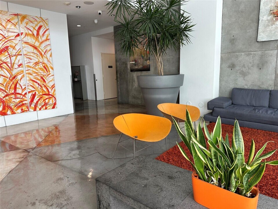 234 NE 3rd St in Miami, FL - Building Photo