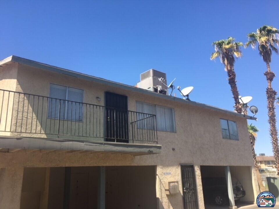 1741 W Olive Ave in El Centro, CA - Foto de edificio