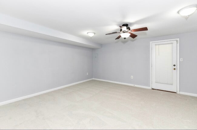 6046 Raina Dr in Centreville, VA - Building Photo - Building Photo