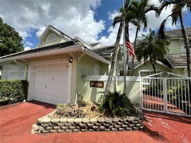 4745 NW 98 Pl in Doral, FL - Building Photo