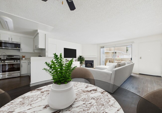 The Woodside Apartments in Northridge, CA - Foto de edificio - Building Photo