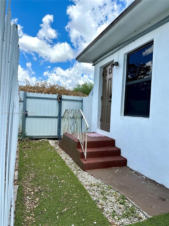 2467 NW 95th Terrace in Miami, FL - Building Photo