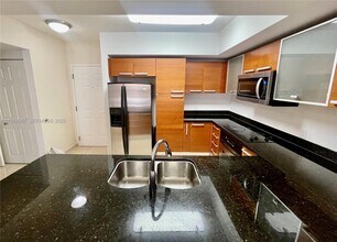 2030 Douglas Rd in Miami, FL - Foto de edificio - Building Photo