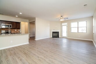 1079 Lear Dr in Locust Grove, GA - Foto de edificio - Building Photo