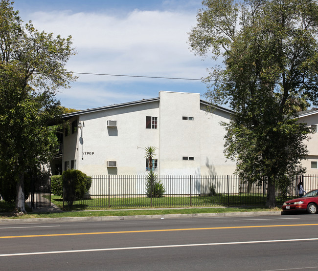 17909 Roscoe Blvd in Northridge, CA - Building Photo - Building Photo