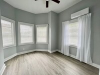 1318 Willow Street in San Antonio, TX - Building Photo - Interior Photo