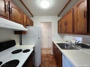 56 Sintsink Dr E-Unit -C in Port Washington, NY - Building Photo - Building Photo