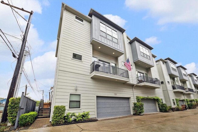 1044 W 15th 1/2 St