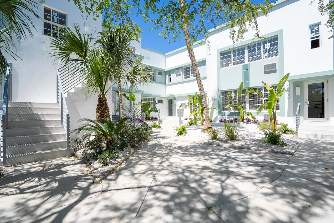 2418 Flamingo Dr in Miami Beach, FL - Foto de edificio