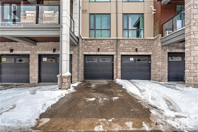 2375 Bronte Rd in Oakville, ON - Building Photo - Building Photo