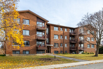 123 Hilary in Pointe-claire, QC - Building Photo - Primary Photo