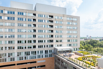 Oak Park Place in Oak Park, IL - Foto de edificio - Building Photo