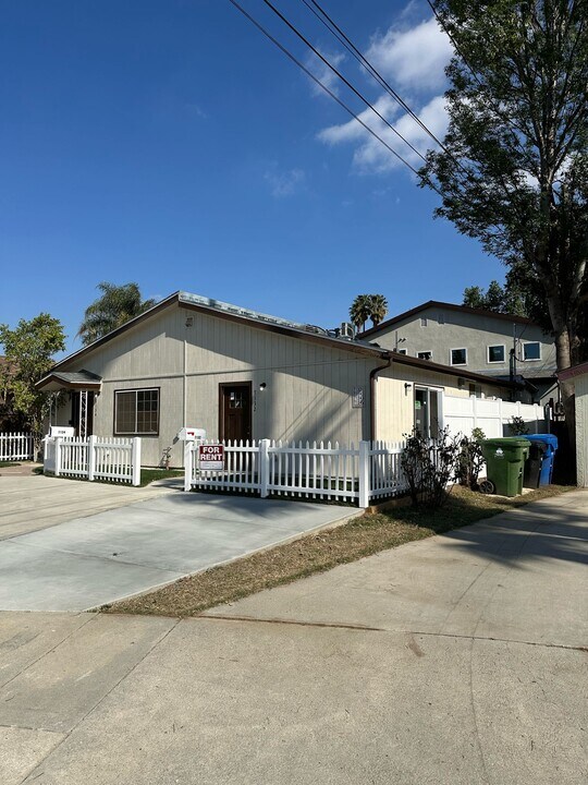 7134 Yarmouth Ave, Unit 7134 1-2 in Reseda, CA - Foto de edificio