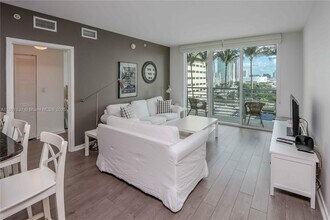 325 S Biscayne Blvd in Miami, FL - Building Photo - Building Photo